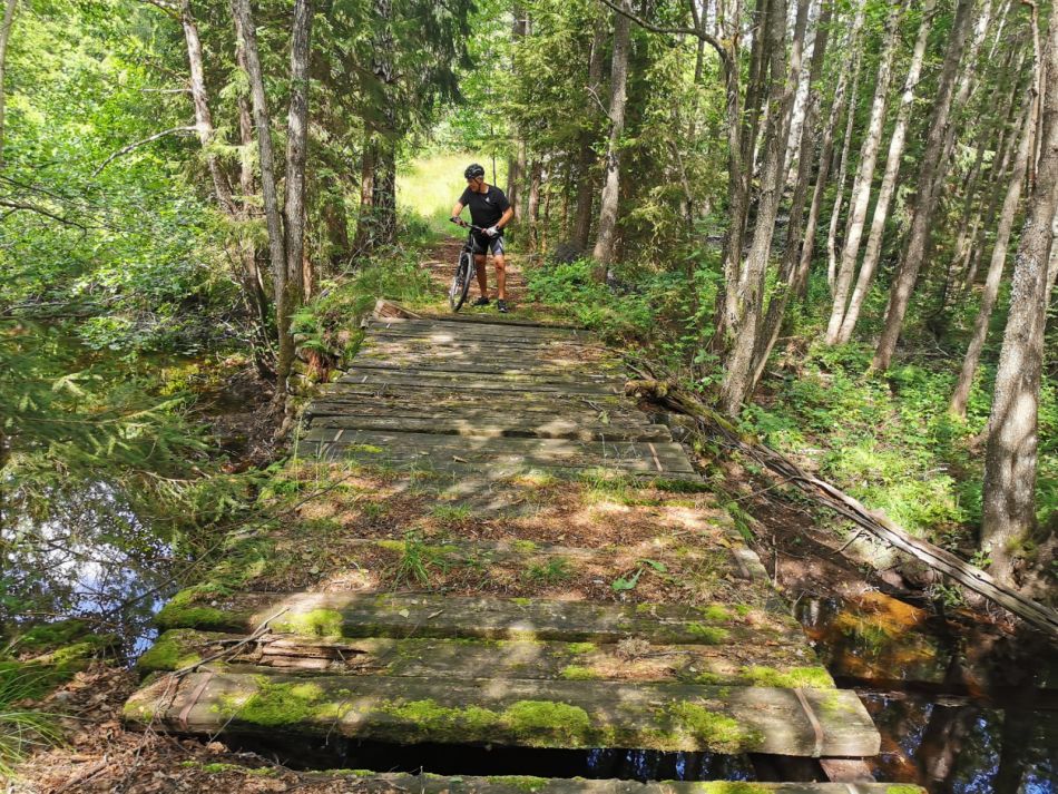 Bro over bekken mellom Aklandstjenna og Hammertjenna