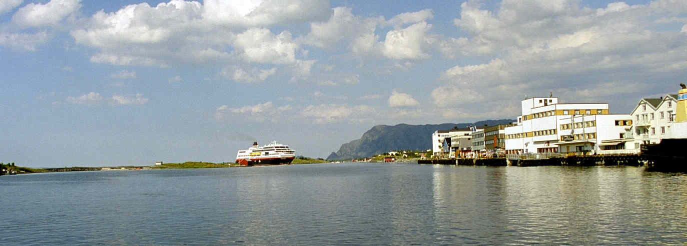 Hurtigruta ankommer Brønnøysund