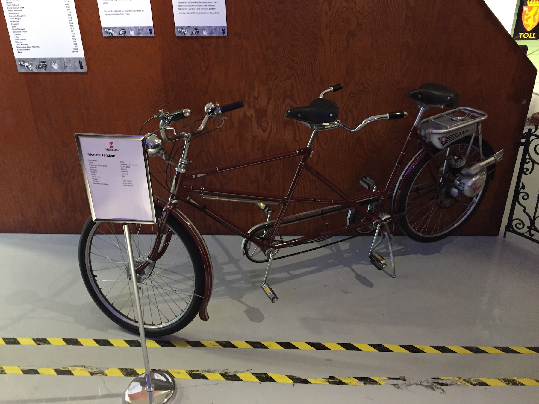 Monark tandem med bensinmotor fra 1950. Z museum.