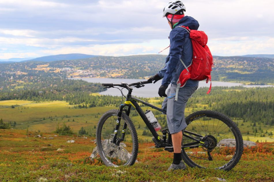 Utsikt fra Natrudstilen (959 moh.) mot Sjusjøen