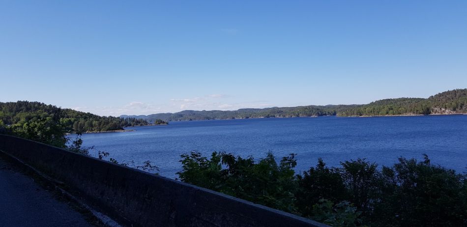 Langs Farrisvannet. Foto: Roar Verde